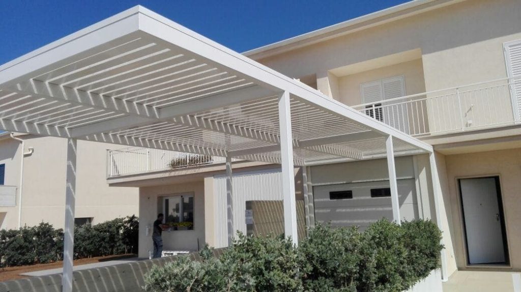Pergolato in alluminio installato su veranda esterna di una villetta moderna